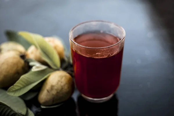 Zblízka Organické Šťávy Červené Guavy Nebo Amarood Nebo Jamrukh Průhledné — Stock fotografie