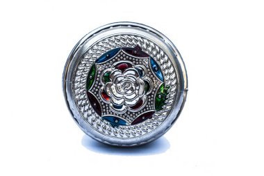 Dekoratif küçük kapsayıcı ve renkli tasarımlar gümüş kapaklı beyaz izole kapatmak.