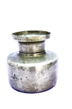 Küçük antika pirinç su veya sıvı kabı üzerine beyaz izole kapatmak.