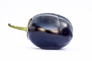 Taze organik patlıcan ya da bringal ya da patlıcan veya brinjal veya baingan veya beyaz izole patlıcan yakın çekim.