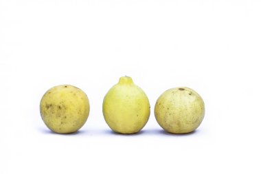 Taze organik çiğ limon beyaz izole kapatmak.