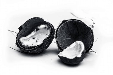 İki kesin ya da kurutulmuş hindistancevizi beyaz kuru flaş ile izole dilimlenmiş. Görünümü Kapat.