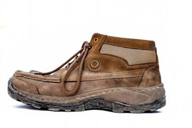 Kahverengi renkli adamın bot veya hiking ayakkabısı beyaz izole kapatmak.