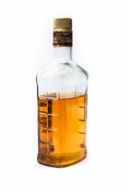 Viski ya da viski ya da viski şişesi içinde dolu yarısı beyaz izole, görünümü ile birlikte vurdu top kadar yakın.