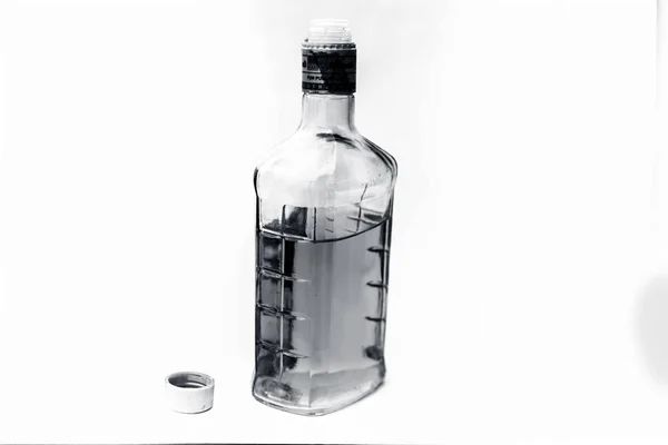 Viski Viski Viski Şişesi Içinde Dolu Yarısı Beyaz Izole Görünümü — Stok fotoğraf