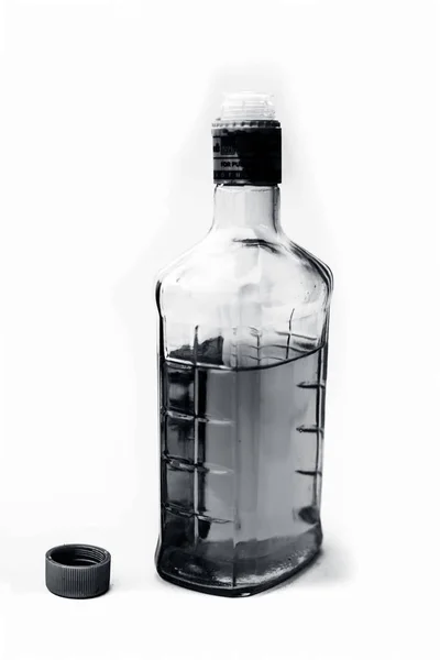 Viski Viski Viski Şişesi Içinde Dolu Yarısı Beyaz Izole Görünümü — Stok fotoğraf