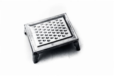 Şekilli peynir ya da tereyağı rende beyaz izole kare, görünümü kapatın.