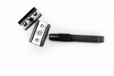 Metal jilet veya erkek tıraş veya saç kaldırma üzerinde beyaz izole kapatmak.