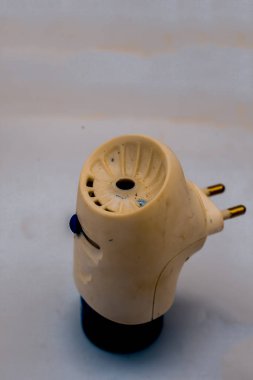 Kadar yakın beyaz ve renkli güç kaymak sivrisinek denetleyicisi ya da katil beyaz izole mavi. Veya elektronik sivrisinek fumigator beyaz izole anti.