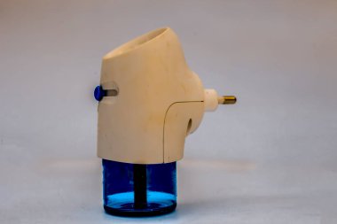 Kadar yakın beyaz ve renkli güç kaymak sivrisinek denetleyicisi ya da katil beyaz izole mavi. Veya elektronik sivrisinek fumigator beyaz izole anti.