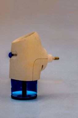 Kadar yakın beyaz ve renkli güç kaymak sivrisinek denetleyicisi ya da katil beyaz izole mavi. Veya elektronik sivrisinek fumigator beyaz izole anti.