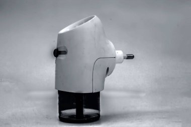 Kadar yakın beyaz ve renkli güç kaymak sivrisinek denetleyicisi ya da katil beyaz izole mavi. Veya elektronik sivrisinek fumigator beyaz izole anti.