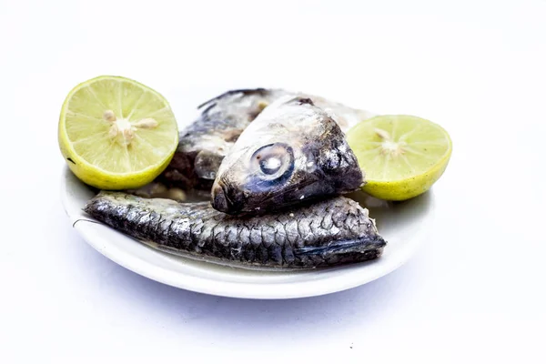 Pescado Marinado Con Jugo Limón Lima Plato Vidrio Aislado Sobre — Foto de Stock