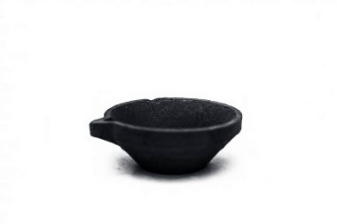 Lambalar veya diyas veya beyaz kahverengi renk swastik veya içinde çizilmiş gamalı haç ile izole divas aydınlatma yakın çekim.