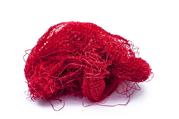 Красного цвета пластиковый скраб или скруб, используемый для очистки сосудов или посуды во время стирки изолированы на белом
.