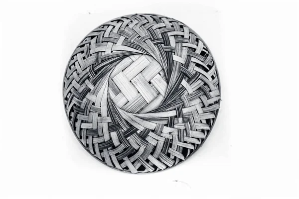 Beyaz izole boş sebze veya meyve sepeti kapatın. Siyah ve beyaz