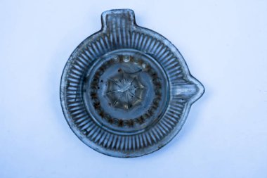 Geleneksel meyve sıkacağı veya cam meyve sıkacağı veya sıkacağı meyve suyu sıkmak için kullanılan beyaz izole kapatmak.