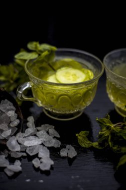 Salatalık su ve nane çayı şeker masada