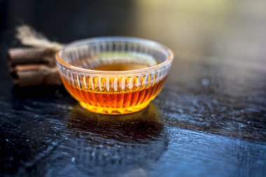 Elma veya elma sirkesi Yani ham elma veya seb veya malus, tarçın ve bal ahşap yüzeyde maddeler. Atış veya vurdu top kadar kapatın.