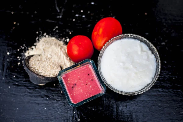关闭草药和有益的面部包皮肤美白 即番茄泥与酸奶和燕麦在一个玻璃碗与一些生西红柿和酸奶在木表面 — 图库照片