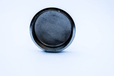 Dekoratif küçük kapsayıcı ve renkli tasarımlar gümüş kapaklı beyaz izole kapatmak.