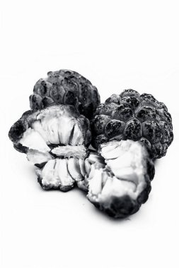 Ham organik sitaphal ya da şeker elma ya da muhallebi üzerinde beyaz izole apple yakın çekim.