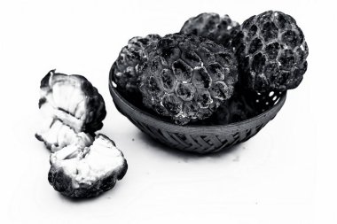 Çiğ krema elma ya da şeker elma ya da meyve sepeti sitaphal beyaz izole iki kesim sitaphal ile yakın çekim.