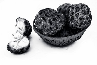 Çiğ krema elma ya da şeker elma ya da meyve sepeti sitaphal beyaz izole iki kesim sitaphal ile yakın çekim.