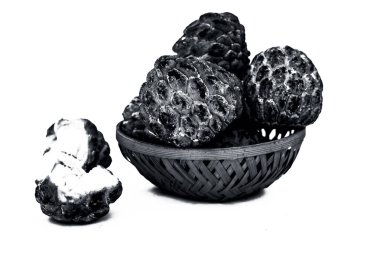 Hasır sepetteki doğal koniler beyaz arkaplanda izole edilmiş.