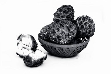 Çiğ krema elma ya da şeker elma ya da meyve sepeti sitaphal beyaz izole iki kesim sitaphal ile yakın çekim.