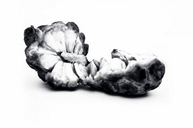 İki kesim muhallebi elma ya da sitaphal ya da şeker elma üzerine beyaz izole kapatmak.