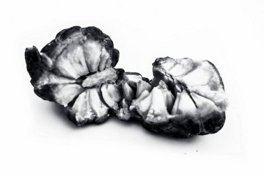 İki kesim muhallebi elma ya da sitaphal ya da şeker elma üzerine beyaz izole kapatmak.