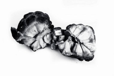 İki kesim muhallebi elma ya da sitaphal ya da şeker elma üzerine beyaz izole kapatmak.