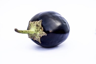 Taze organik patlıcan ya da bringal ya da patlıcan veya brinjal veya baingan veya beyaz izole patlıcan yakın çekim.