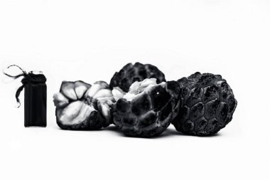 Muhallebi elma ya da sitaphal ya da şeker elma birçok aromalı içecek çiğ krema elmalar ile kullanılan beyaz izole küçük bir şeffaf şişe içinde organik çiçek özü.