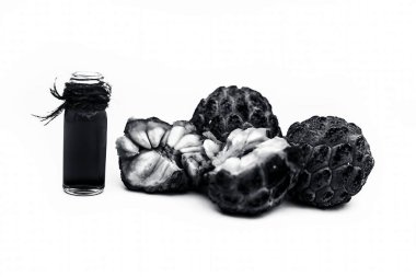 Muhallebi elma ya da sitaphal ya da şeker elma birçok aromalı içecek çiğ krema elmalar ile kullanılan beyaz izole küçük bir şeffaf şişe içinde organik çiçek özü.