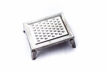 Şekilli peynir ya da tereyağı rende beyaz izole kare, görünümü kapatın.