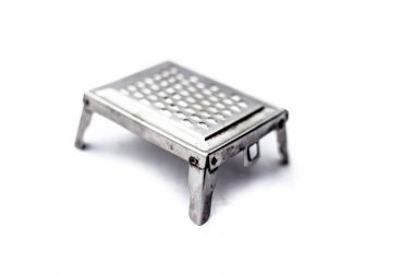 Şekilli peynir ya da tereyağı rende beyaz izole kare, görünümü kapatın.