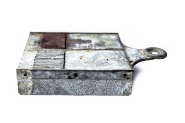 Hasarlı metal sandık beyaz arkaplanda izole edildi