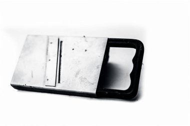 Beyaz arkaplanda izole edilmiş eski peynir rendesi, yakın plan  