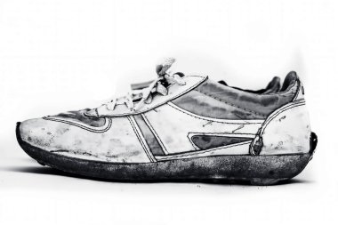 Beyaz arka plan üzerinde izole eğitim için şık spor ayakkabı, yakın çekim  