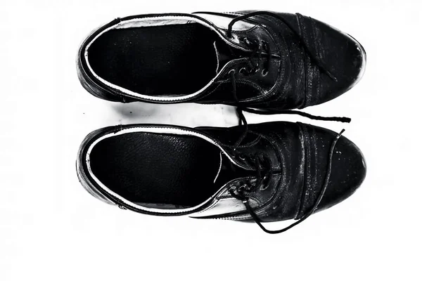 Закрыть Маленькие Школьные Ботинки Черного Цвета Изолированные Белом — стоковое фото