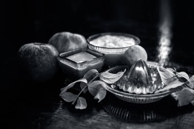 En iyi ev çıkar yol veya yüz paketi için limon suyu ve lor ile karıştırılarak daha iyi cilt cilt ahşap yüzeyi Yani elma hamuru iyi kapatın. Vurdu top.