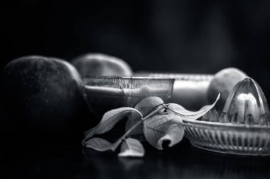 En iyi ev çıkar yol veya yüz paketi için limon suyu ve lor ile karıştırılarak daha iyi cilt cilt ahşap yüzeyi Yani elma hamuru iyi kapatın. Vurdu top.