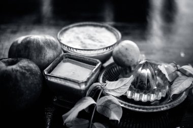 En iyi ev çıkar yol veya yüz paketi için limon suyu ve lor ile karıştırılarak daha iyi cilt cilt ahşap yüzeyi Yani elma hamuru iyi kapatın. Vurdu top.