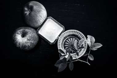 Kapatmak yukarıya-in yüz paketi Apple yani elma hamuru ahşap yüzeyde kışın kuru olur cilt normalleştirmek için bal ile karışık.;