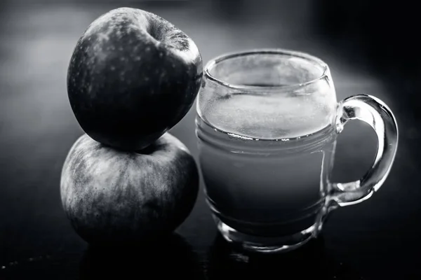 透明なガラスの側では つの生のリンゴとリンゴ ジュースのクローズ アップ表示 — ストック写真