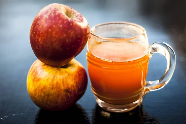 Apple Juice Transparent Glass Two Raw Apples Side Close View — Stock Photo, Image