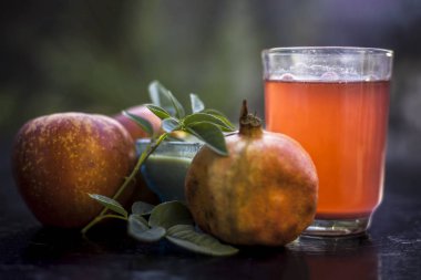 Anlık terapi ahşap yüzeyi Yani yüz paketi elma veya elma, lor veya yoğurt ve nar suyu bir cam kabın içinde oluşan nar büyümek, görünümü kapatın.