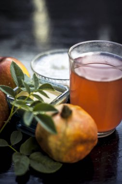 Anlık terapi ahşap yüzeyi Yani yüz paketi elma veya elma, lor veya yoğurt ve nar suyu bir cam kabın içinde oluşan nar büyümek, görünümü kapatın.